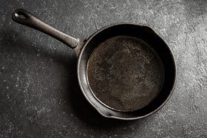 Il trucco del sale grosso per pulire la padella