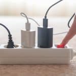 Una presa multipla in standby consuma elettricità.