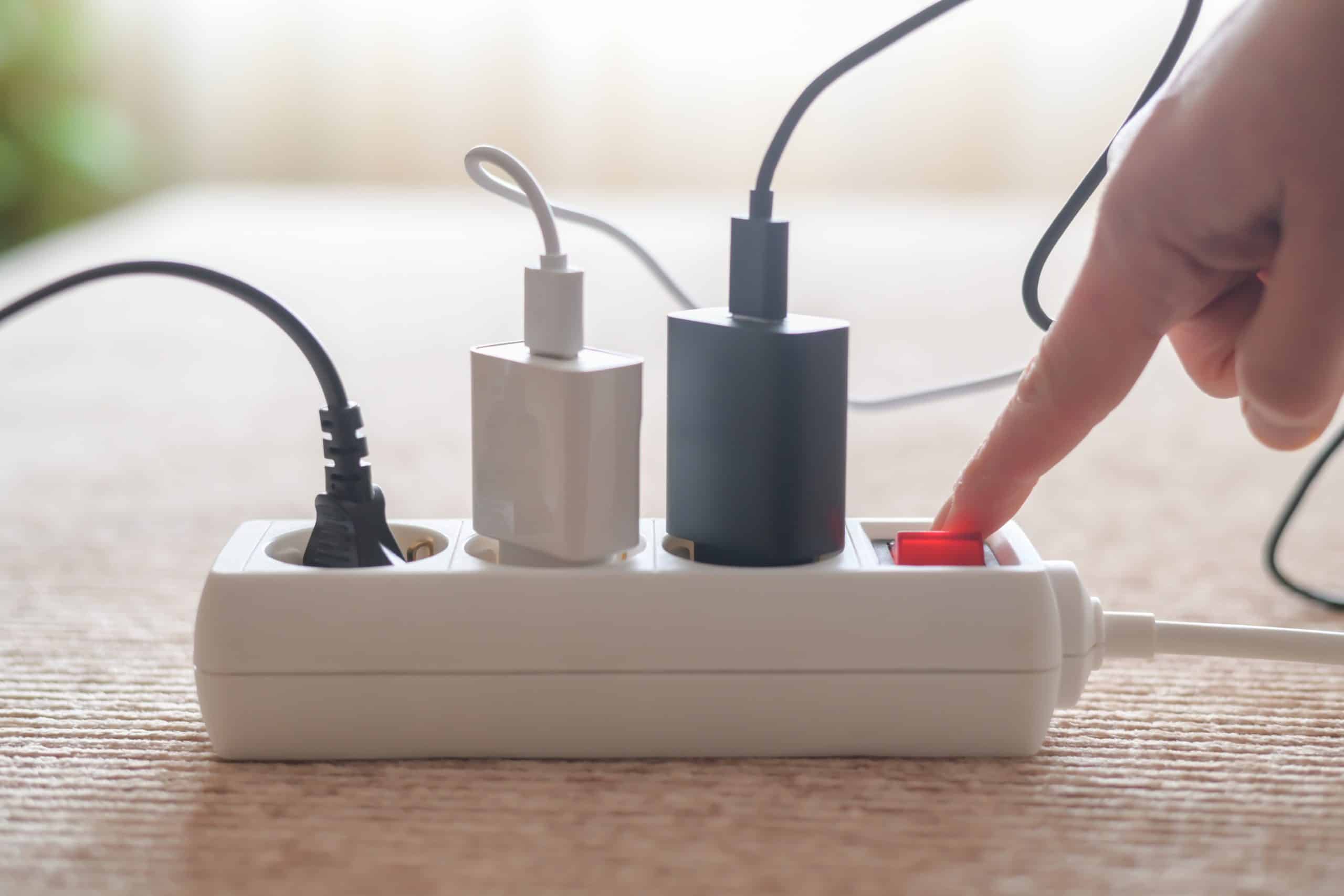 Una presa multipla in standby consuma elettricità.