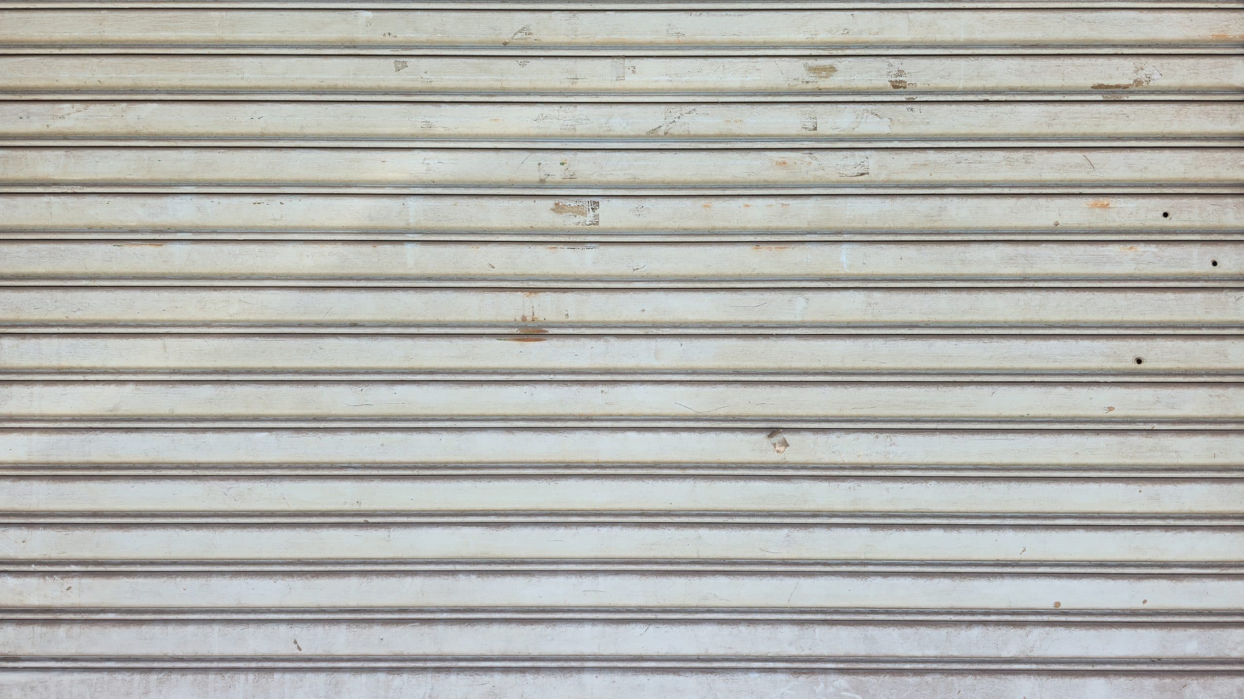 Metodo per pulire le tapparelle piene di polvere
