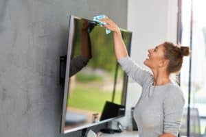 guida alla pulizia dello schermo televisivo